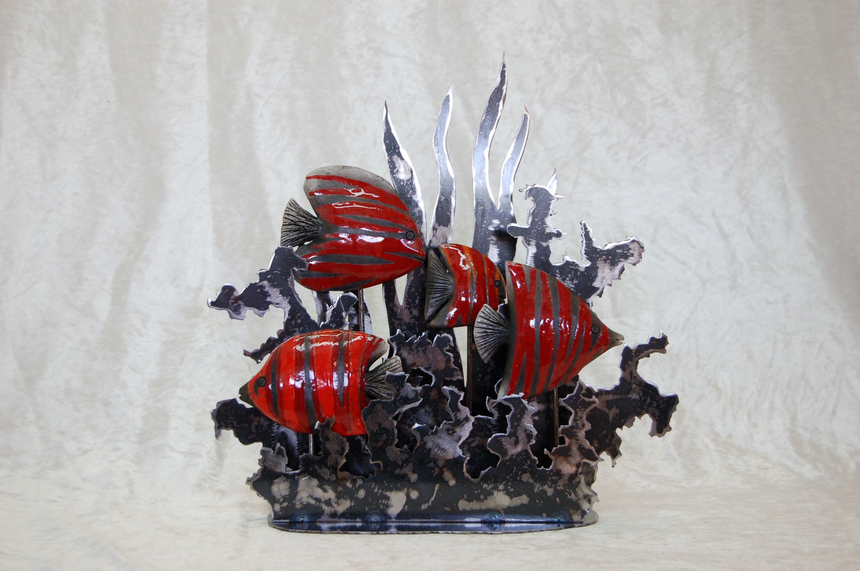 composition aquatique, poissons rouges en céramique,support métal